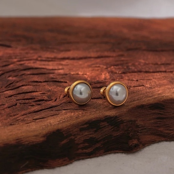 💛Gold plated Pearl screw-back stud earrings - Picture 4 of 6